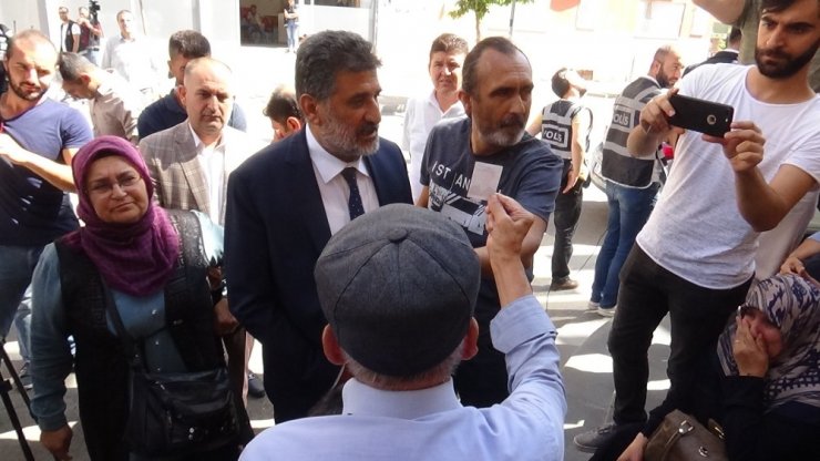 Uluslararası İnsan Hakları Derneği, çocukları için eylem yapan aileleri destekliyor