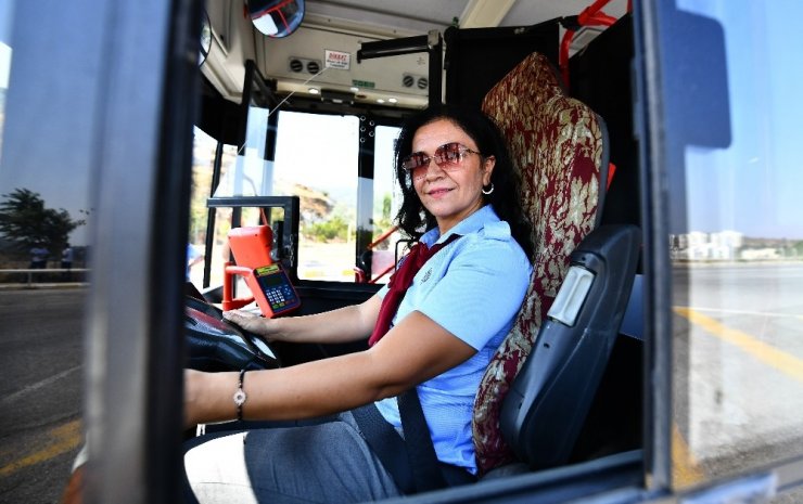 Kadınlar her işin başında: Otobüslerde direksiyona kadın şoför geçti