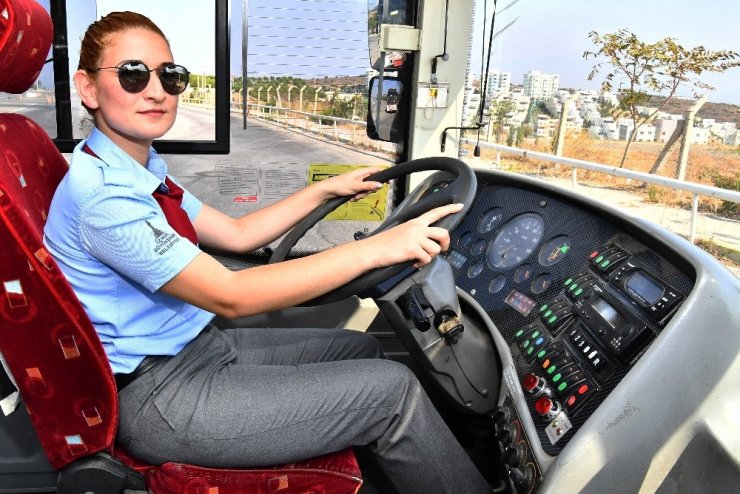 Kadınlar her işin başında: Otobüslerde direksiyona kadın şoför geçti