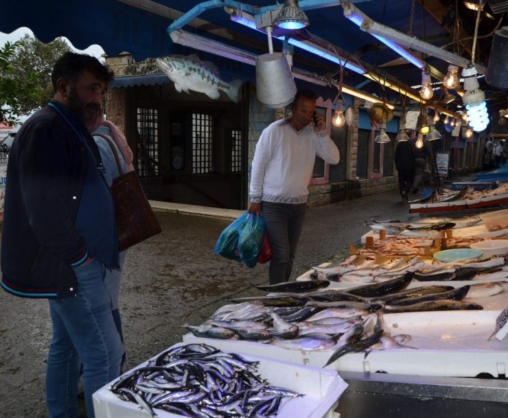 Hava şartları hamsi fiyatlarını vurdu: 25 TL
