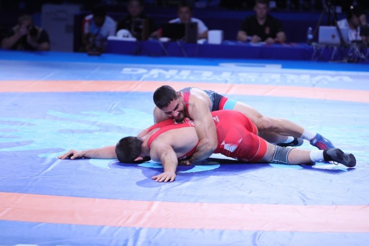 Türkiye’nin gururu Taha Akgül, Güreşte dünya ikincisi oldu