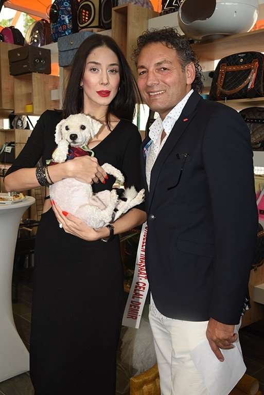 Ece Gürsel ölen köpeğinin dövmesini beline yaptırdı