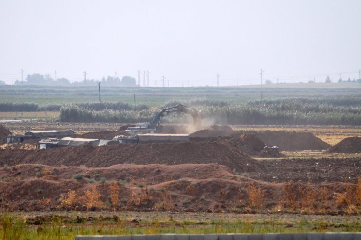 Suriye sınırında mevzilere tank ve obüs yerleştirildi