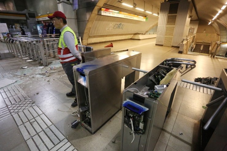 Öğrenciler 24 kuruş zam için ülkeyi ateşe verdi