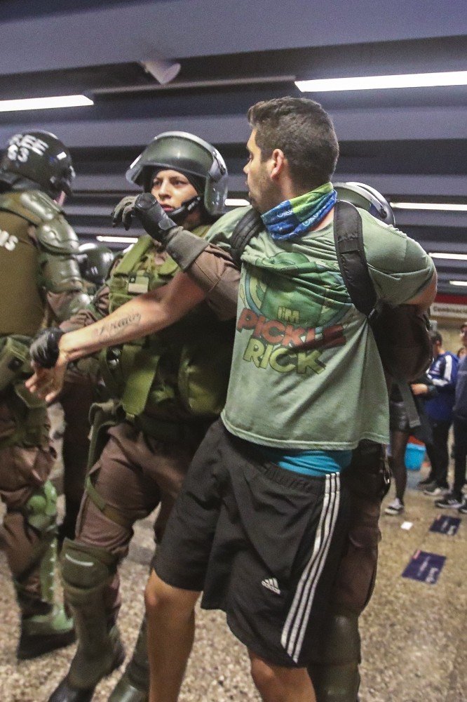 Öğrenciler 24 kuruş zam için ülkeyi ateşe verdi