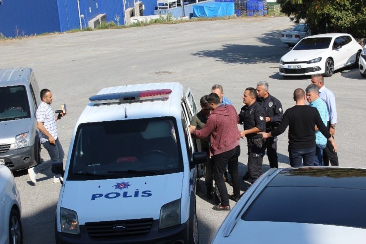 Denizlispor’un eski Başkanı Süleyman Urkay belinde silahla kulüp binasını bastı