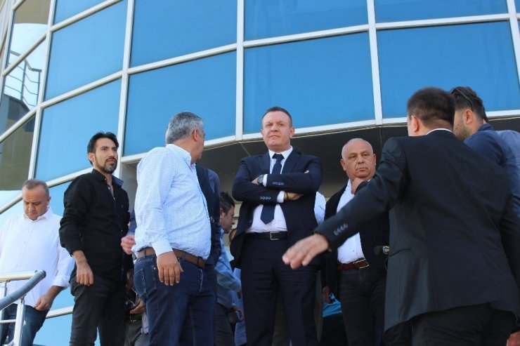Denizlispor’un eski Başkanı Süleyman Urkay belinde silahla kulüp binasını bastı