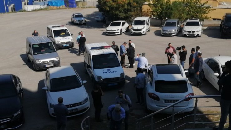 Denizlispor’un eski Başkanı Süleyman Urkay belinde silahla kulüp binasını bastı