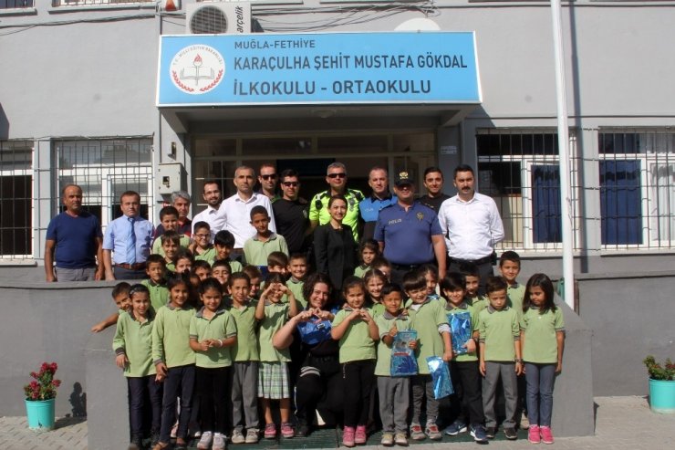Kırık şemsiyesiyle polis motosikletini ıslanmasın diye korudu
