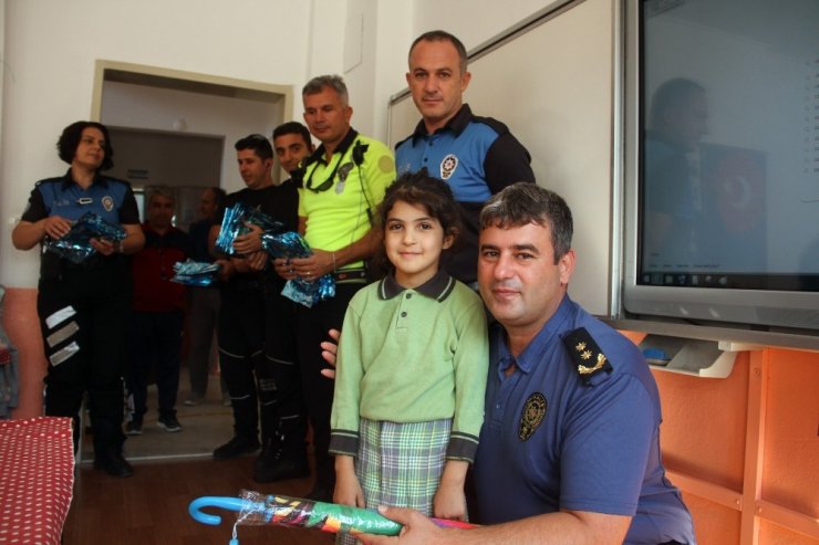 Kırık şemsiyesiyle polis motosikletini ıslanmasın diye korudu