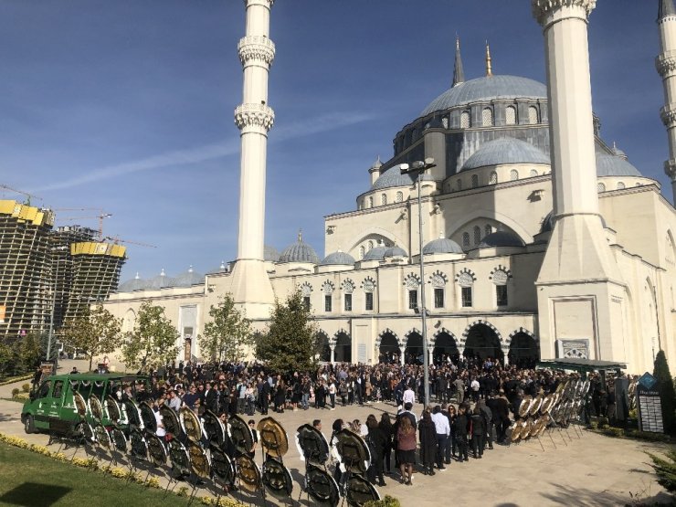 İtalya’da hayatını kaybeden 21 yaşındaki Türk kız son yolculuğuna uğurlandı