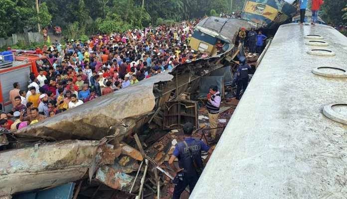 İki tren çarpıştı: 16 ölü, 48 yaralı