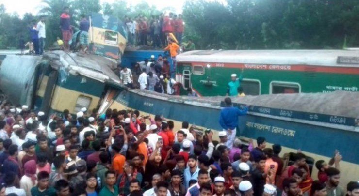 İki tren çarpıştı: 16 ölü, 48 yaralı