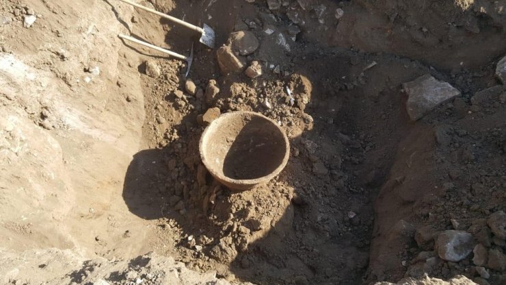 Tarlayı sürerken Roma dönemine ait küp buldu, içi boştu