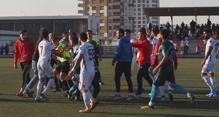Kırmızı kartı gördü hakemi dövdü