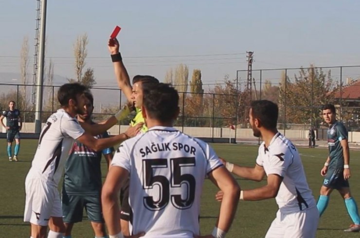 Kırmızı kartı gördü hakemi dövdü