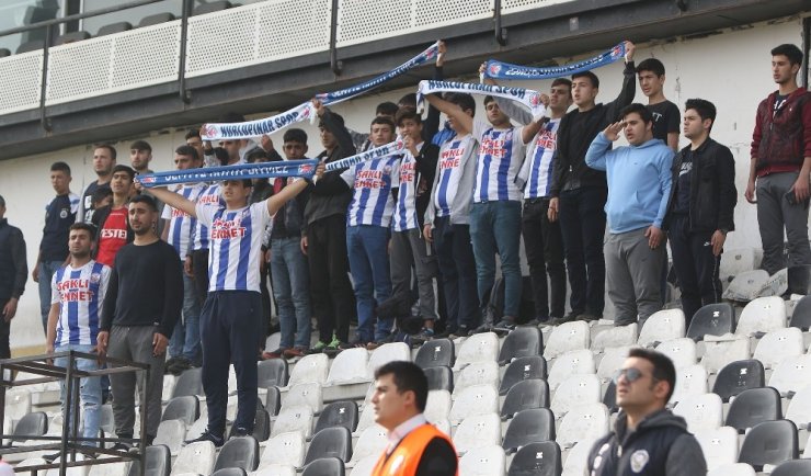 Manisaspor evinde 8 kişi kaldığı maçta Çatalcaspor'a 7-1 yenildi