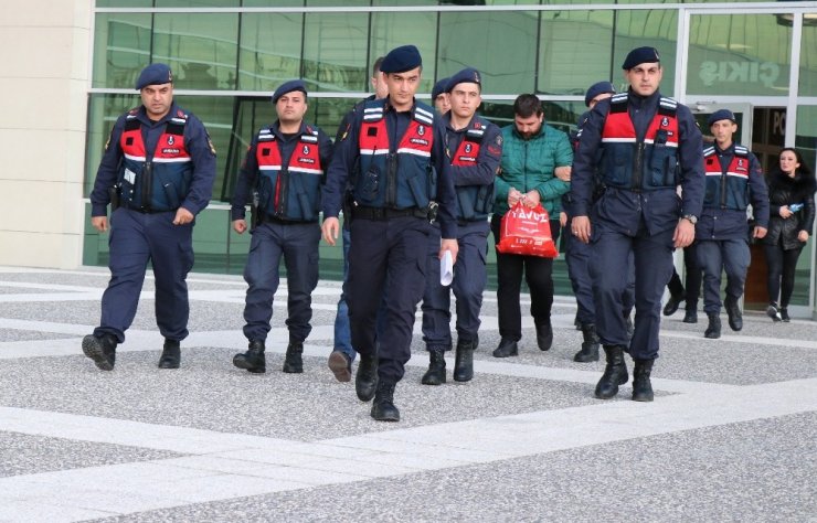 250 kilometre takip ettikleri işadamının 98 bin eurosunu çaldılar