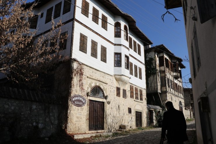 'En iyi korunan' köydeki tarihi konakları soydular