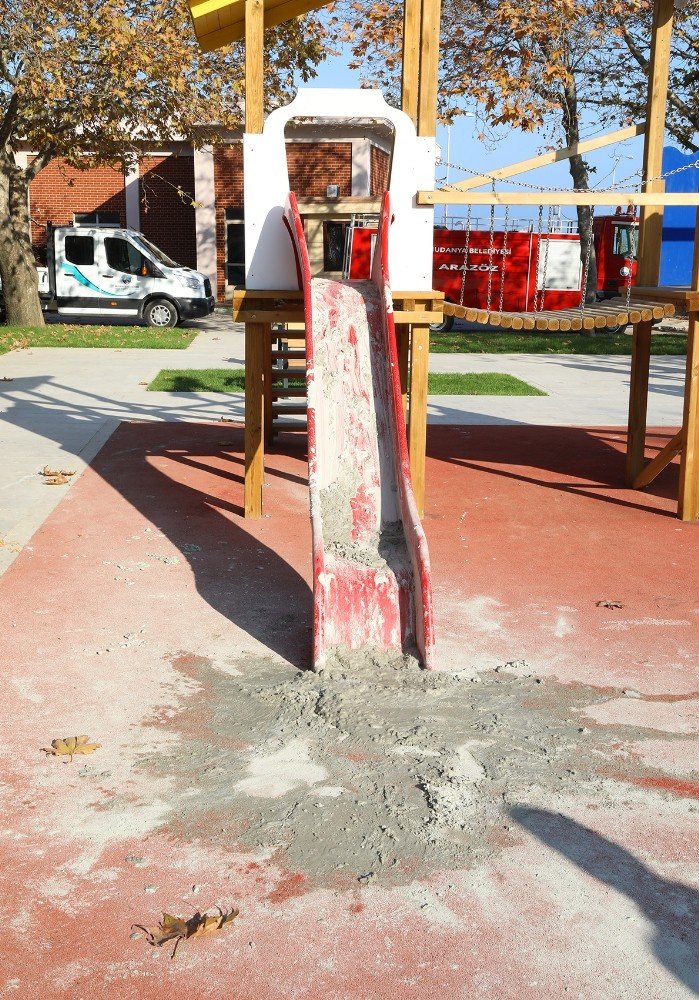 Manyak dolu! Çocukların mutluluğuna beton döktüler