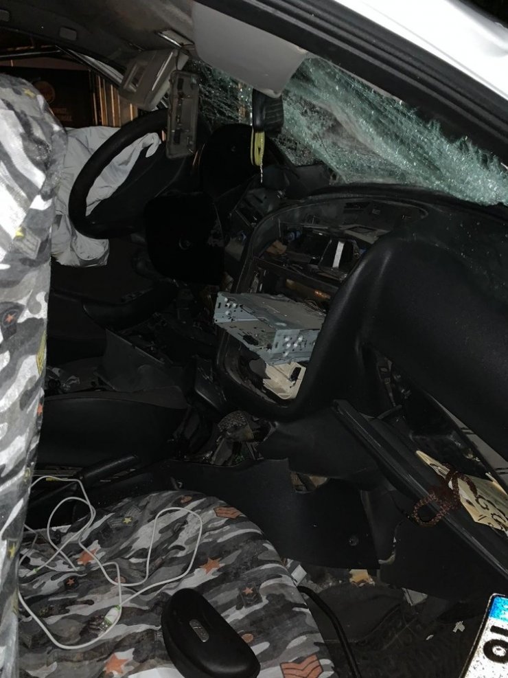 180 kilometre hızla önce ağaca, sonra da otobüs durağına çarptı