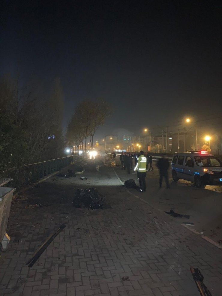 180 kilometre hızla önce ağaca, sonra da otobüs durağına çarptı