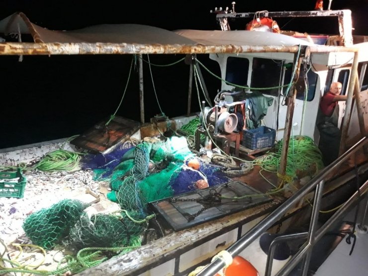 Kaçak balık avcılarını da o avlıyor