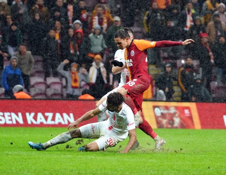 Galatasaray, Antalyaspor'u ezdi geçti