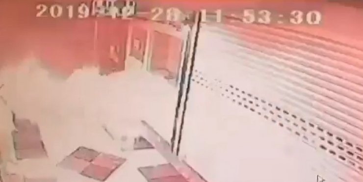 Kuyumcuda tüp patladı, altınlar etrafa saçıldı
