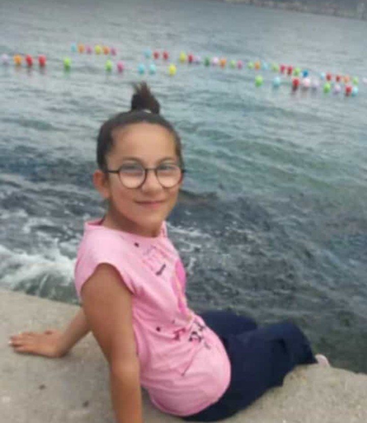 Başıboş köpeklerden kaçan küçük kız araç altında ezildi