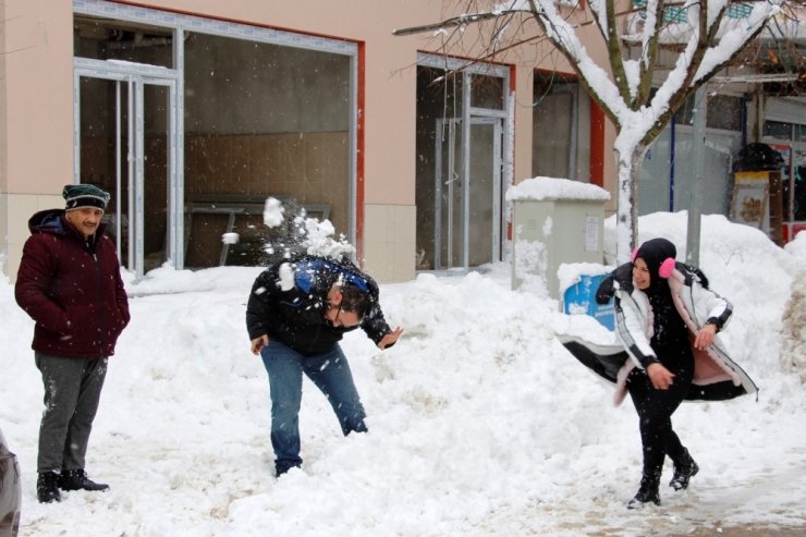 İzmir’deki Bozdağ’da kar kalınlığı yarım metreyi geçti