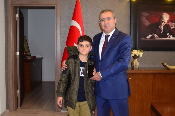 Kaymakam, Türkiye’nin konuştuğu simitçi çocuğa cep telefonu hediye etti