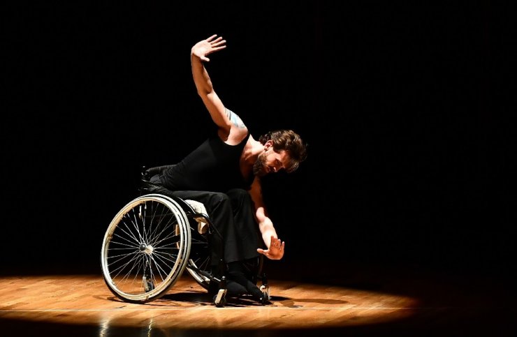 Tekerlekli sandalyede dans büyüledi