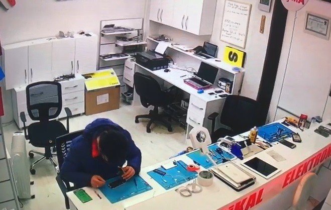 Batarya patladı, cep telefonu tamircisi ölümden döndü