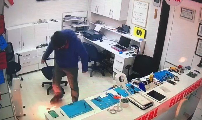 Batarya patladı, cep telefonu tamircisi ölümden döndü