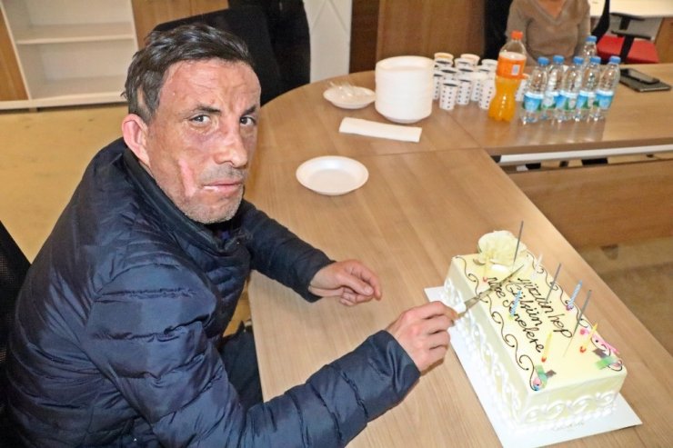 Yüz naklinin 8’inci yılını pasta keserek kutladı