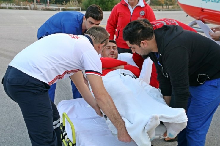 Jahovic, aldığı darbe nedeniyle helikopterle hastaneye götürüldü