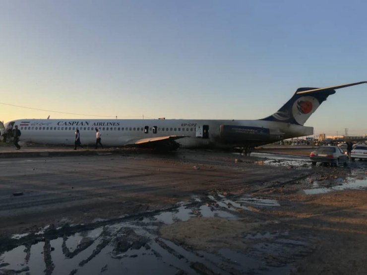 İran’da yolcu uçağı pistten çıktı, kente girdi