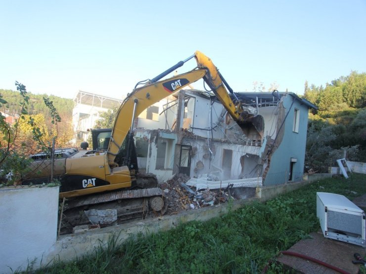 Ormana yapılan kaçak binaların yerine 200 fidan