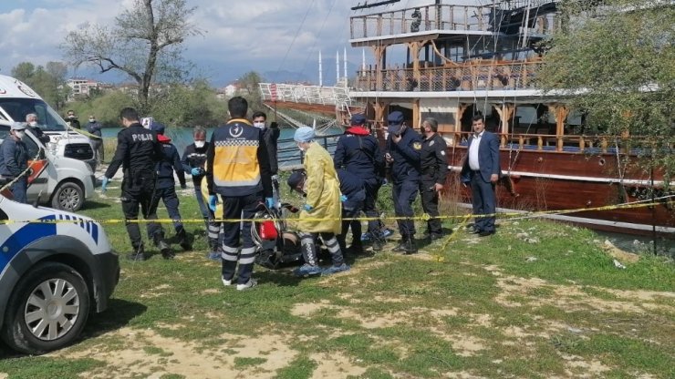 Kıyafetleri ile yürüyerek ırmağa girdi, suda kayboldu