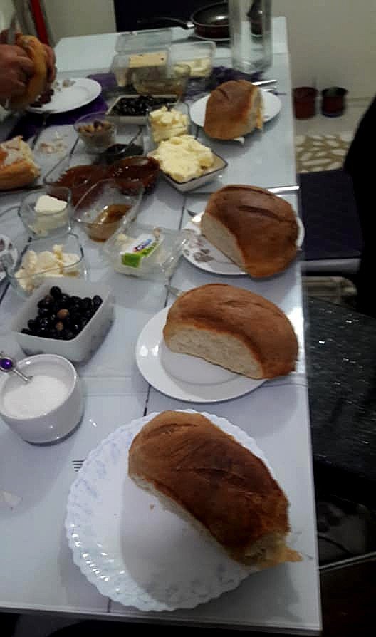 Evde kaldılar, ekmek yapmaya başladılar