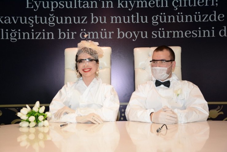 Damat ve gelinlik yerine tulumlarını giyip mutluluğa ‘evet’ dediler