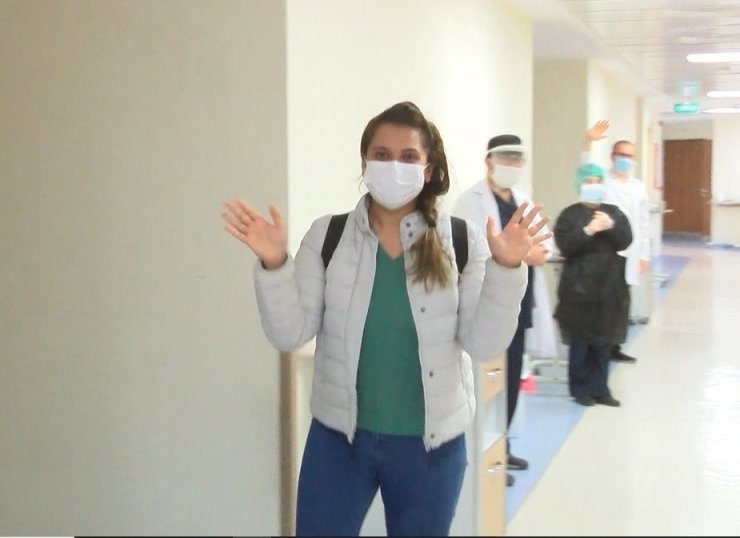 Koronavirüsü yenen hemşire alkışlarla taburcu edildi